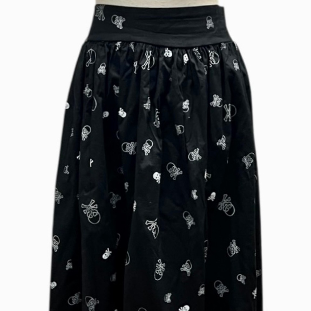 SARA USA Black Skull Skirt Midi with white skulls Elastic Waist Size Large NWOT